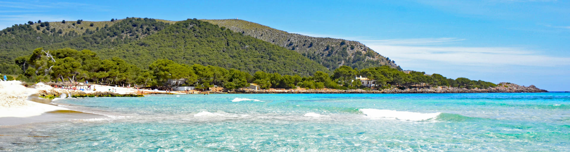 Ein Strand mit klarem Wasser beim Wohnmobilurlaub in Spanien